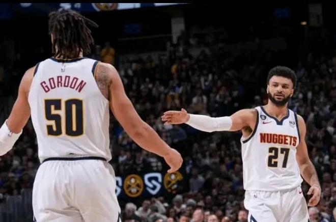 TA：因现代足球重视边路与攻防转换，菱形中场阵型已几乎绝迹（TA：在现代足球强调边路与攻防转换的趋势下，菱形中场几乎走入历史）