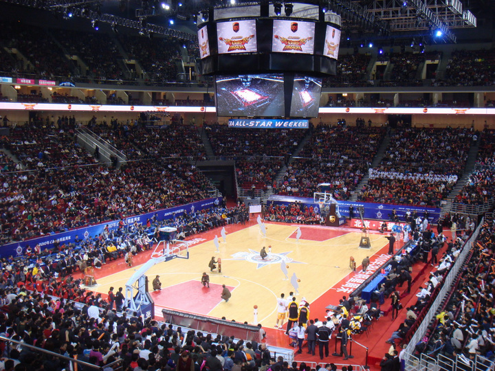 同一天绝代双骄各进一球！以下是媒体对C罗和梅西的...（同日建功！C罗与梅西各下一城，媒体热议）