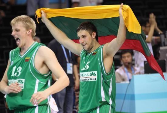 斯普利特：我们正在练习不同的防守策略，大家精神状态都很好（斯普利特：多种防守战术同步演练，全队士气高昂）