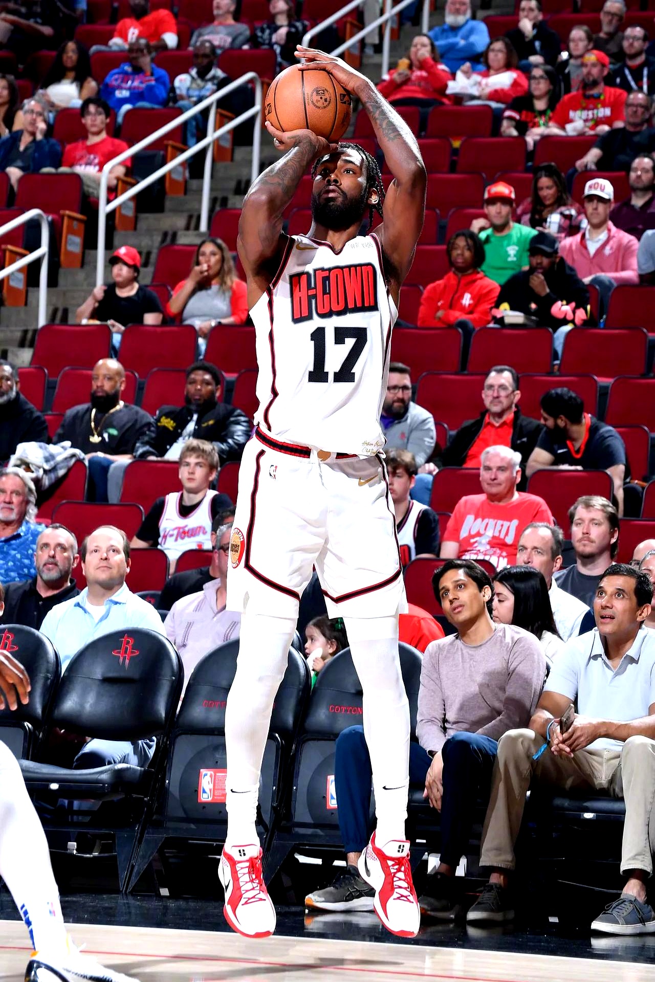 子弹官方：利伯蒂生病缺席今日对阵36人，德弗斯代替其出战（子弹队官宣：利伯蒂因病缺席今日战36人，德弗斯顶替出战）