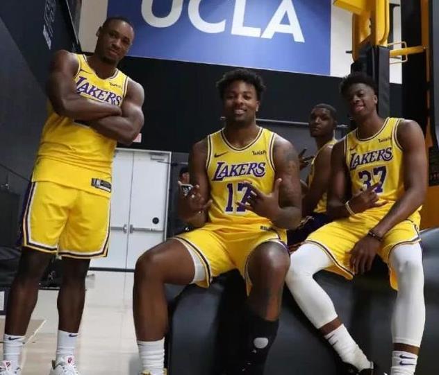 克罗斯评历史最佳11人：C罗左边锋，梅西前腰，马尔蒂尼入选（克罗斯评选史上最佳11人：C罗司职左翼，梅西担任前腰，马尔蒂尼在列）