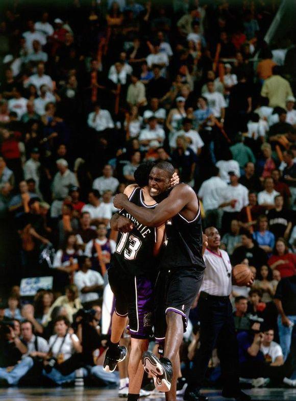 欧冠战报：库杜斯、西蒙斯点射，热刺3-0布拉格斯拉维亚（欧冠快讯：库杜斯、西蒙斯点球破门，热刺3-0完胜布拉格斯拉维亚）